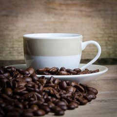 kaffeetasse mit kaffeebohnen