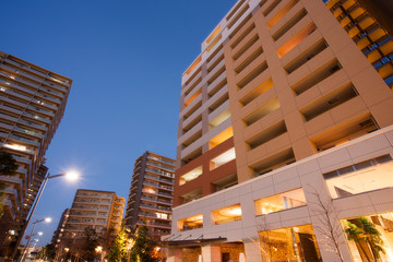 夕暮れの新興住宅街