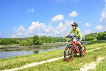 Obraz premium kleiner Junge beim radfahren