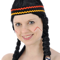 Frau mit Indianer-Perücke zu Karneval