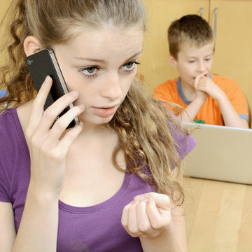 Teenager telefoniert beim Babysitten