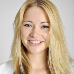Hübsche blonde Frau im Portrait