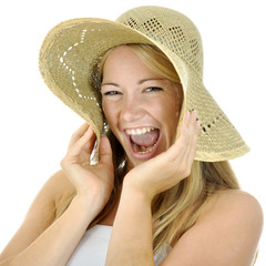 Frau mit Stroh-Hut lacht laut