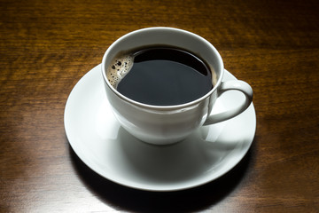 kaffe auf schreibtisch
