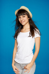Naklejka premium Smiling carefree woman wearing white straw hat