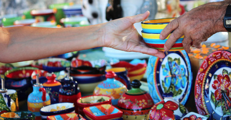 Bunter Einkauf in Keramikmarkt