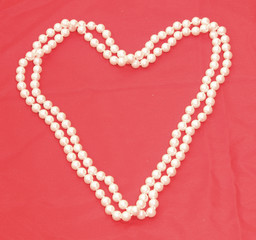 Obraz premium Pearl Necklace in the shape of a heart 2