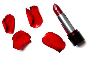 Lippenstift mit Rosenblüten