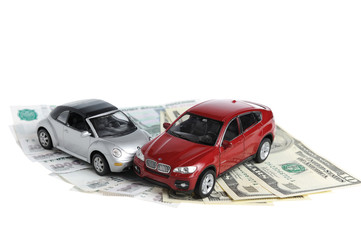 Авария двух автомобилей, деньги на белом фоне