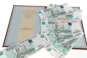 Красный диплом с деньгами на белом фоне