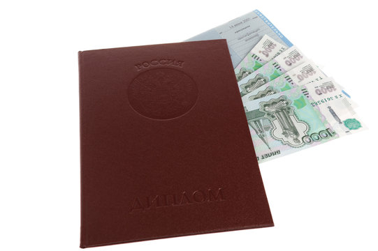 Красный диплом с вложенными приложением и деньгами на белом фоне