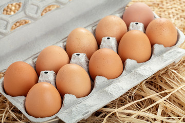 Braune Eier om Eierkarton