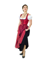 Stolze, junge Frau im langen Dirndl