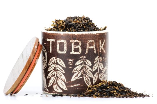 Dose mit Tabak isoliert auf wei&szlig;em Hintergrund