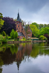 Fototapeta na wymiar Tradycyjny dom wzdłuż kanałów Brugii, Belgia