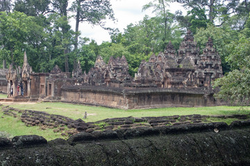 Fototapeta na wymiar Ruiny starożytnej świątyni Angkor, Kambodża Banteay Srei