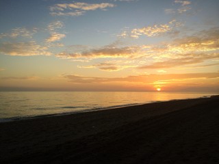 Fototapeta na wymiar Puesta de sol en las playas de Benajarafe