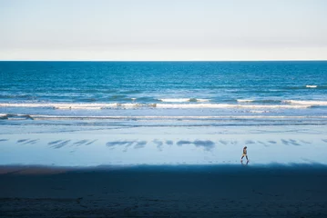 Schilderijen op glas Man walking on the beach © kantae