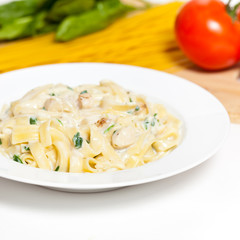 Chicken fettuccine alfredo with spinach