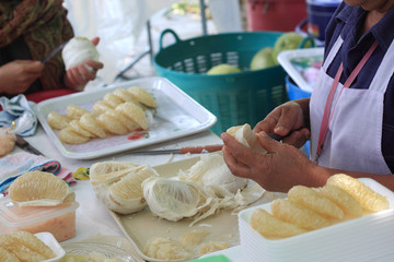 slicing a ripe grapefruit