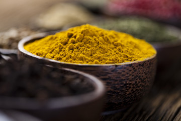 Curry, Wooden bowl spice 