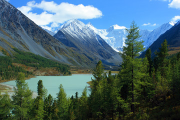 Fototapeta na wymiar Altai. Lake Akkemskoe.