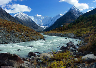Fototapeta na wymiar Mountain Altai. The river Akkem, a kind on the White whale