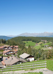 Fototapeta na wymiar der beliebte Urlaubsort Hafling in Südtirol nahe Meran