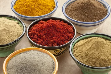 Crédence de cuisine en verre imprimé Herbes Moroccan bowls with ground spices