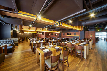 Interieur des Restaurants mit Holzmöbeln