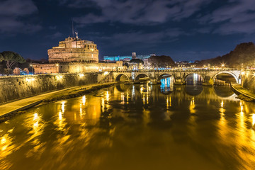 Fototapeta premium The night view of the castle and bridge of Sant'Angelo in Rome,I