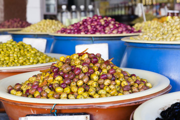 Fototapeta na wymiar Oliven auf einem Markt in Marokko