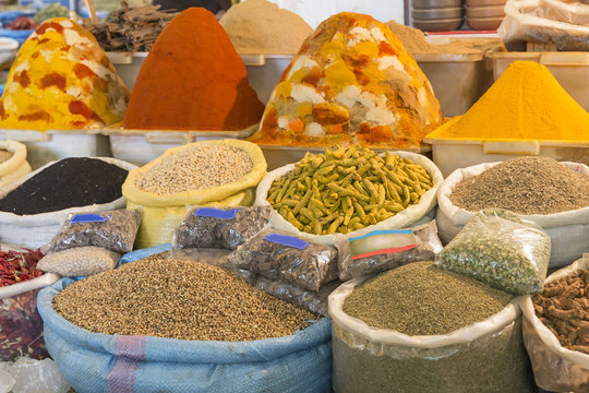 Gewürze an einem Marktstand in Marokko