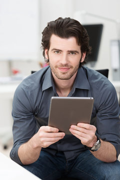junger geschäftsmann liest am tablet-pc