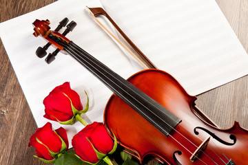 Fototapeta premium Red roses and a violin