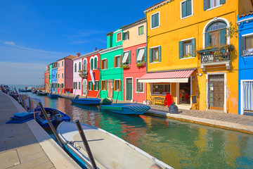 Fototapeta na wymiar wielobarwne domy na wyspie Burano. Wenecja. Włochy.