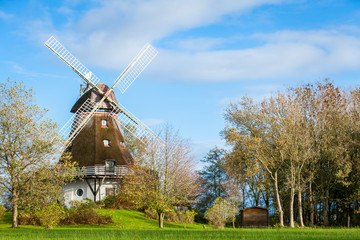 traditionelle alte windmühle in der grünen landschaft an der o