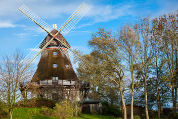 traditionelle alte windmühle in der grünen landschaft an der o