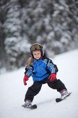 Fototapeta na wymiar Little ski girl