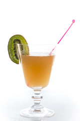 Remplissage d'un verre qui déborde et éclabousse sur fond blan