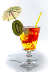 Cocktail dans un verre avec du avec rondelle de fruit (citron et