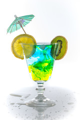 Cocktail dans un verre avec du avec rondelle de fruit (citron et