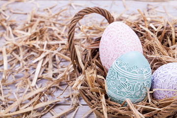 helle zarte dekorierte eier zu ostern festlich mit blume objekt