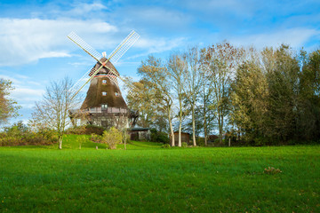 traditionelle alte windmühle in der grünen landschaft an der o