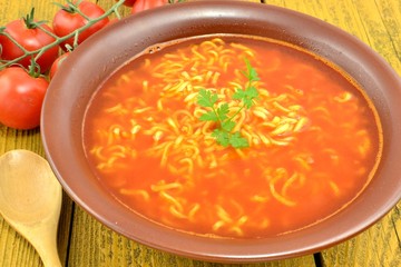 zupa pomidorowa z makaronem