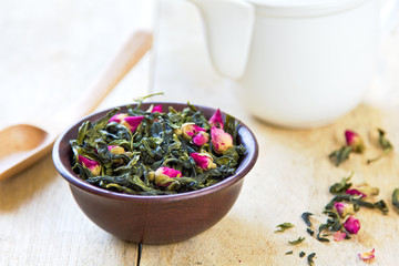 Green tea leaves with rose buds