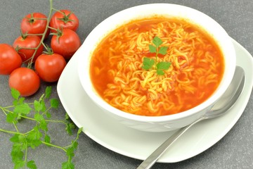 zupa pomidorowa z makaronem