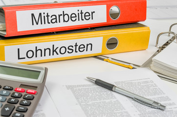 Aktenordner mit der Beschriftung Mitarbeiter und Lohnkosten
