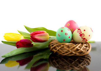Fototapeta na wymiar Easter eggs and flowers