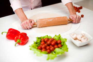 Obraz na płótnie Canvas Przygotowanie ciasta do pizzy z bliska włoski